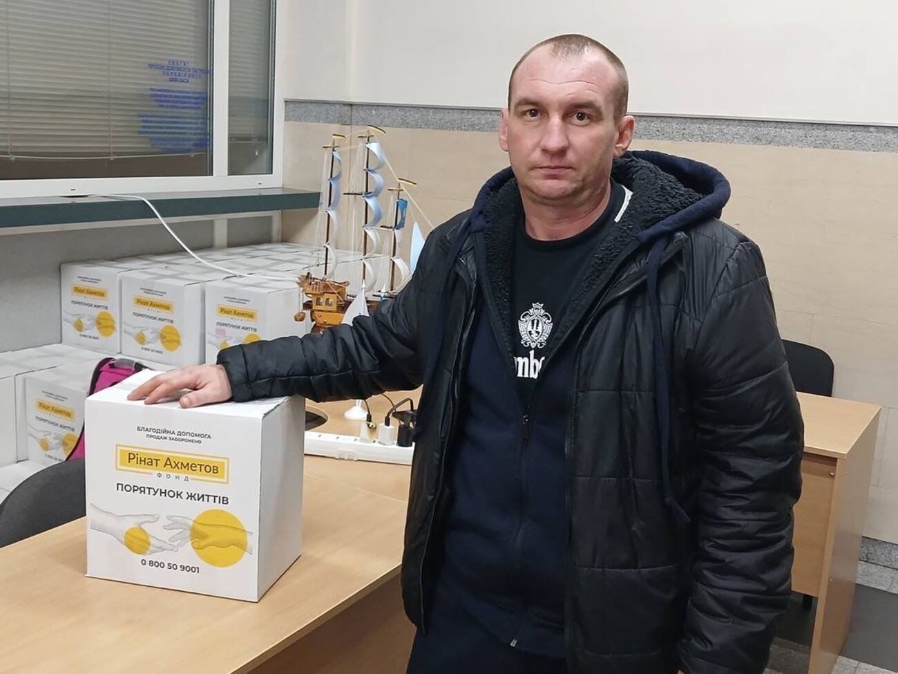 Фонд Рината Ахметова предоставляет продукты эвакуированным в Днепр людям