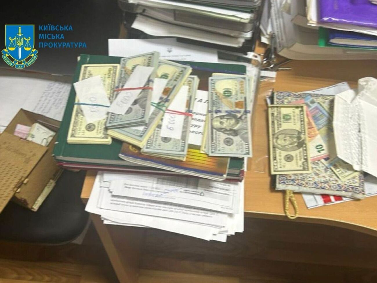 За результатами обшуків у фігурантки вдома й на роботі вилучили майже $50 тис.