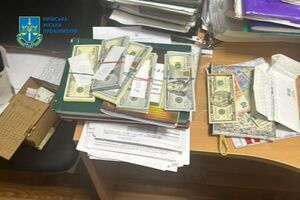 По результатам обысков у фигурантки дома и на работе изъяли около $50 тыс.