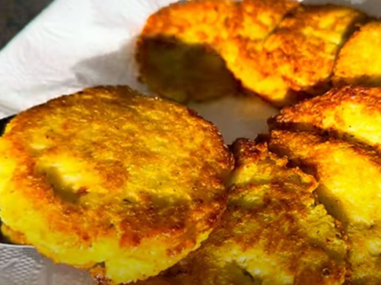 Обсмажте деруни з обох боків на сковороді