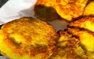 Обсмажте деруни з обох боків на сковороді