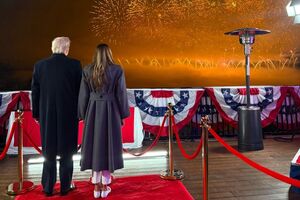 Політик не відповідав на запитання преси, лише кілька разів зупинявся, щоб помахати журналістам, і двічі підняв у повітря кулак