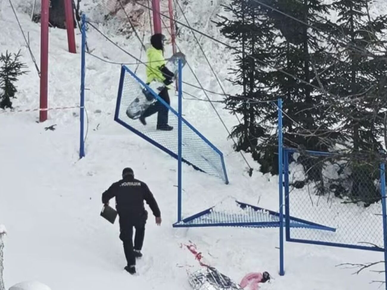 Девушка не удержалась за канат и, падая вниз, ударилась о металлический забор