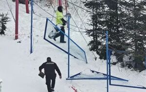 Девушка не удержалась за канат и, падая вниз, ударилась о металлический забор