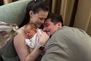 Позитив и Сахневич сообщили о рождении дочери 15 января