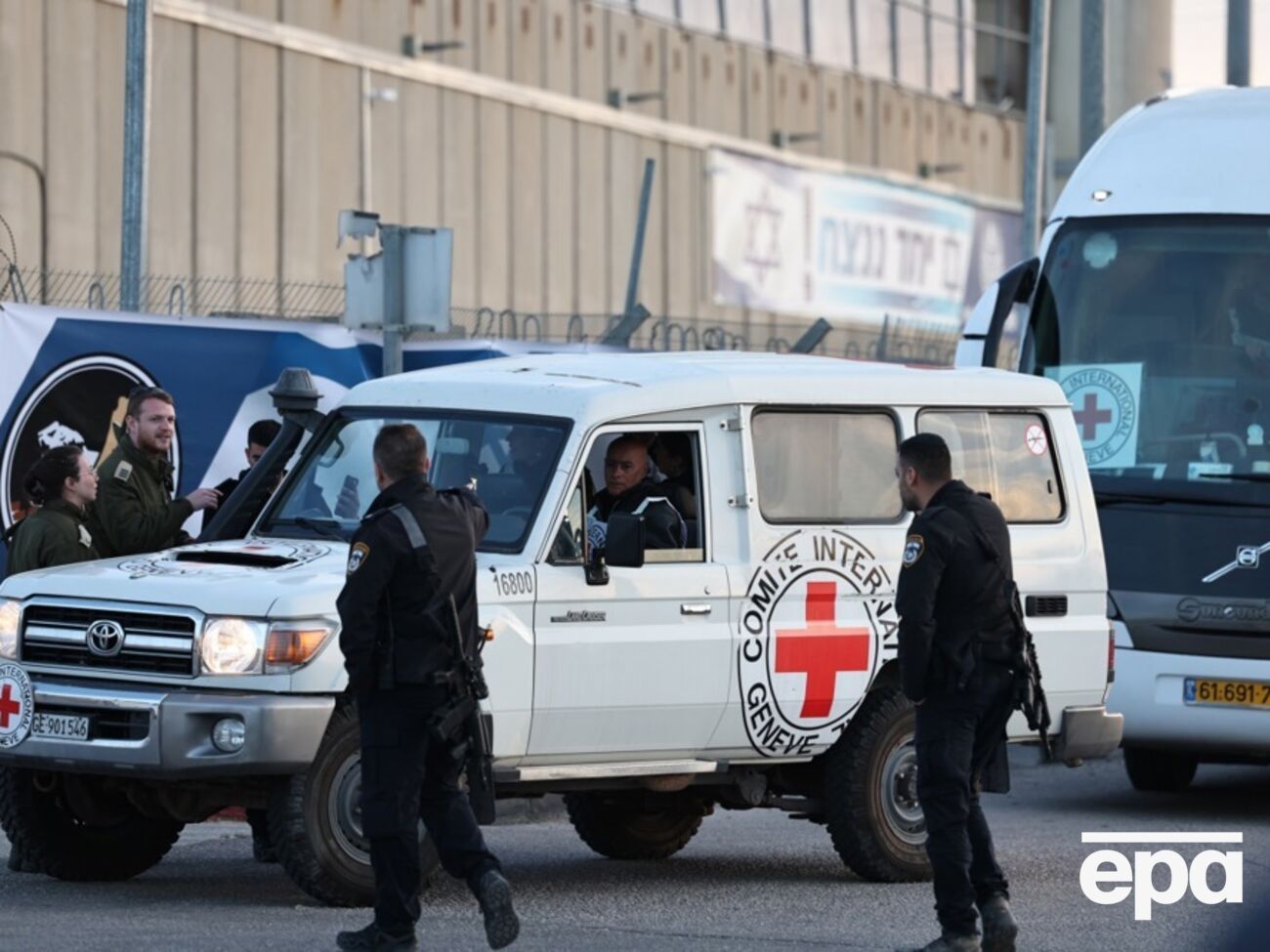 Красный Крест передал заложниц силам Армии обороны Израиля