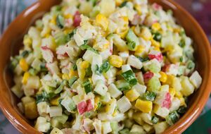 Для салата вам понадобятся свежая зелень и лук