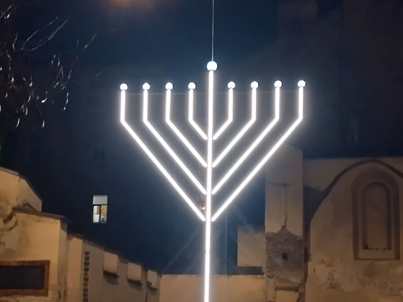 Ханукию установили в конце декабря 2024 года на месте развалин синагоги "Золотая Роза"