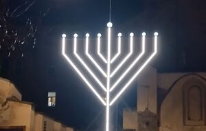 Ханукию установили в конце декабря 2024 года на месте развалин синагоги "Золотая Роза"