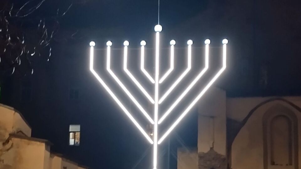 Ханукию установили в конце декабря 2024 года на месте развалин синагоги "Золотая Роза"