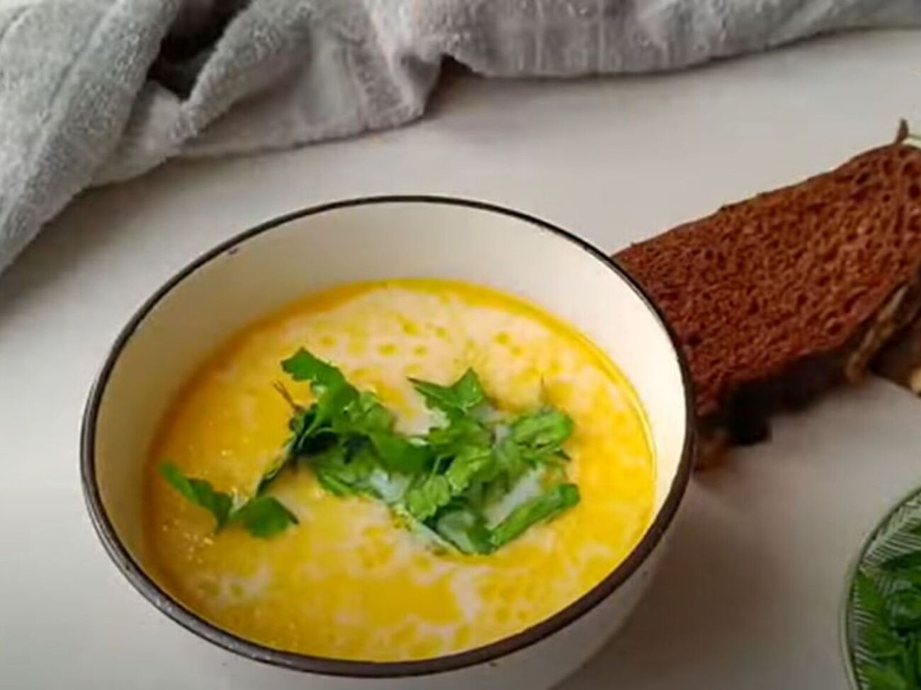 Наприкінці приготування в суп потрібно додати плавлені сирки