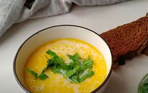 Наприкінці приготування в суп потрібно додати плавлені сирки