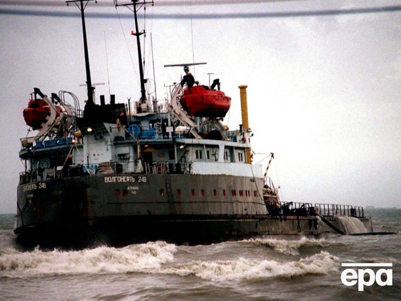 Загруженные мазутом российские танкеры "Волгонефть 212" и "Волгонефть 239" затонули в Керченском проливе 15 декабря