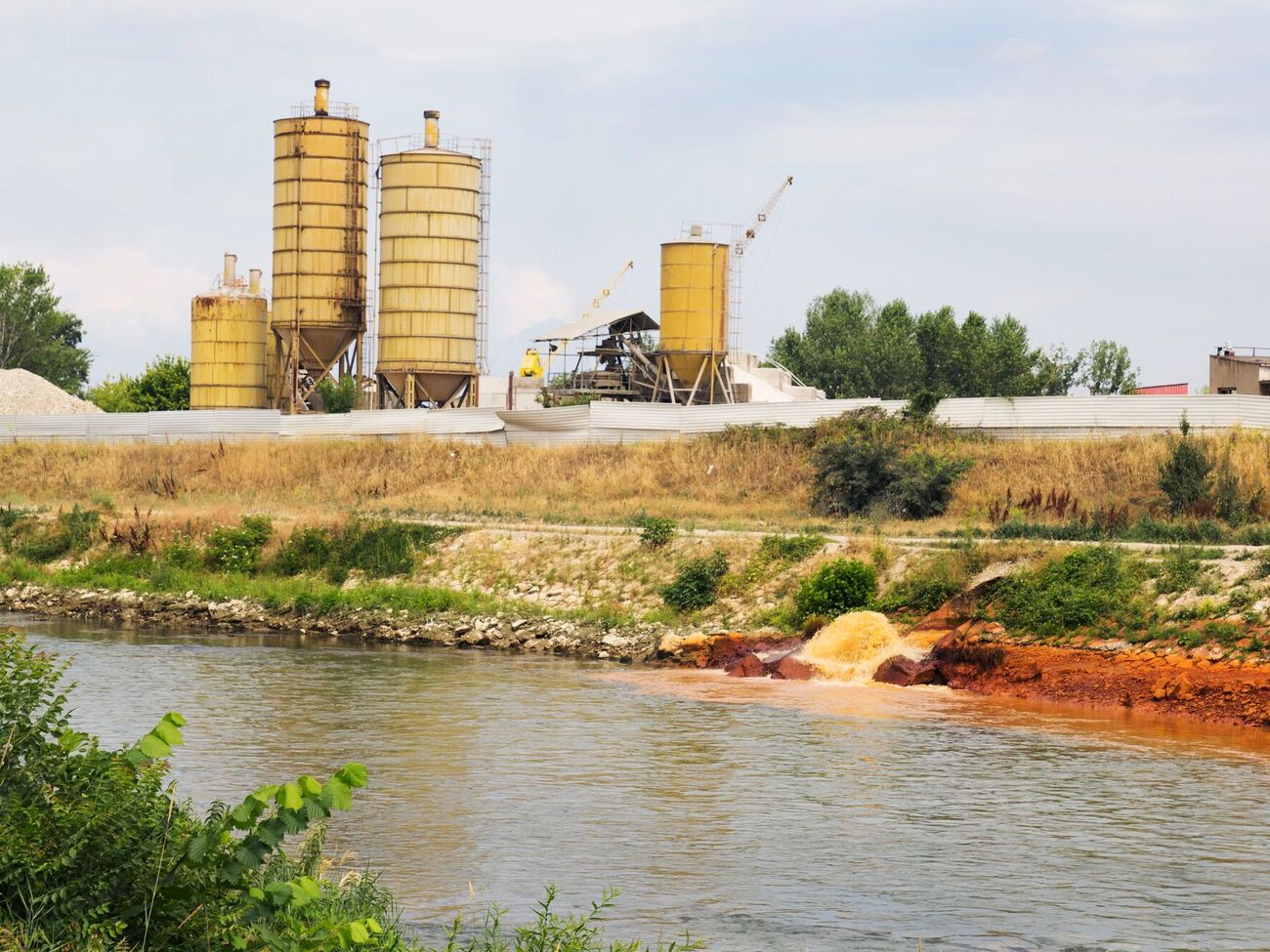 Специалисты откачали уже 25 тонн масла. Работы продолжаются