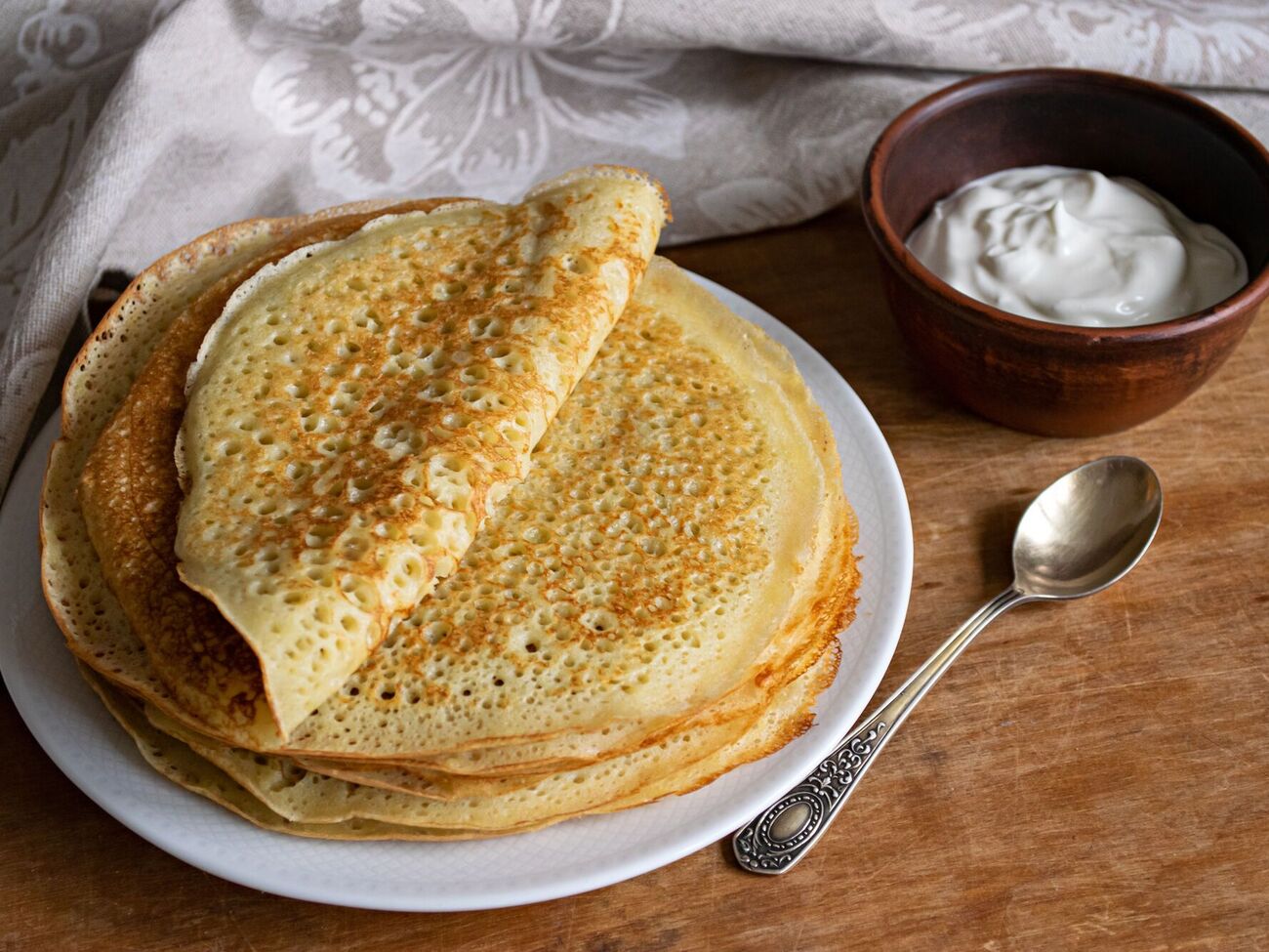 Млинці можна подавати зі сметаною