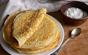 Млинці можна подавати зі сметаною