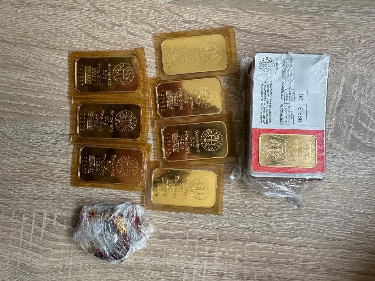 Золото нашли в подлокотнике машины