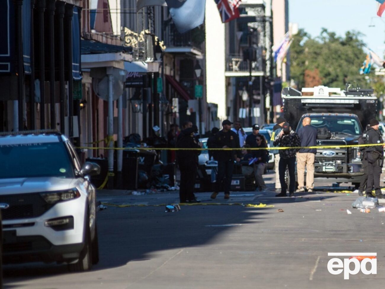 В ФБР рассказали, что по пути в Новый Орлеан нападавший опубликовал видео в интернете, провозглашая свою преданность группировке ИГИЛ