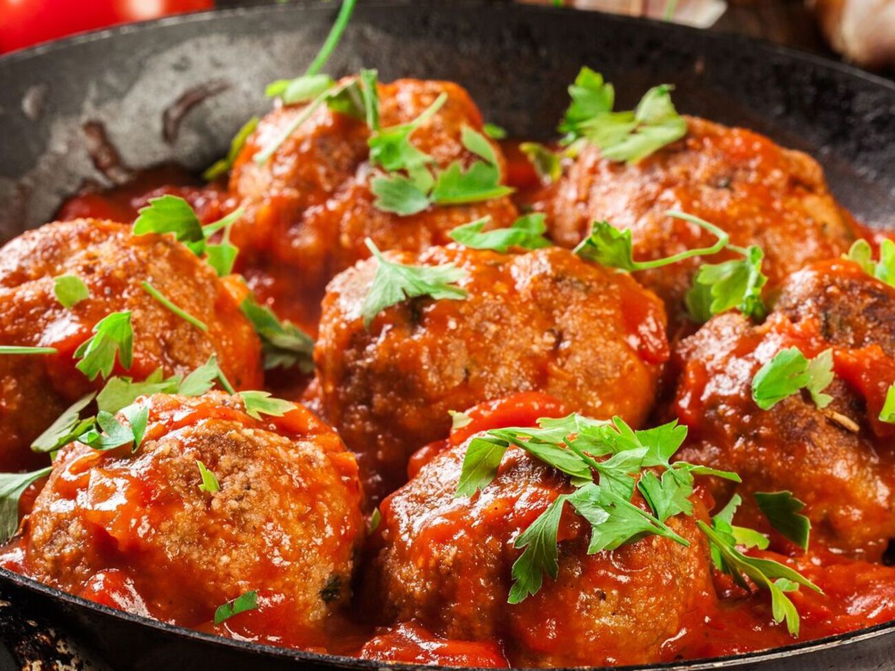 Для фрикаделек вам нужны сливки, грибы и мясо курицы