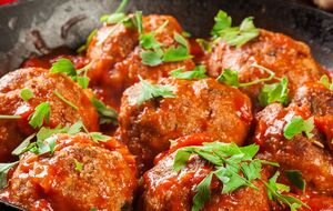 Для фрикаделек вам нужны сливки, грибы и мясо курицы