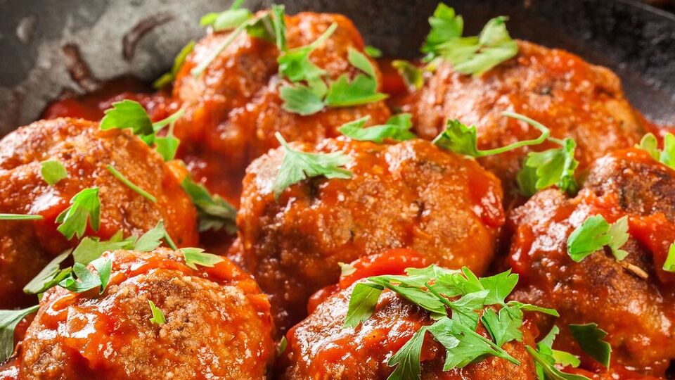 Для фрикаделек вам нужны сливки, грибы и мясо курицы