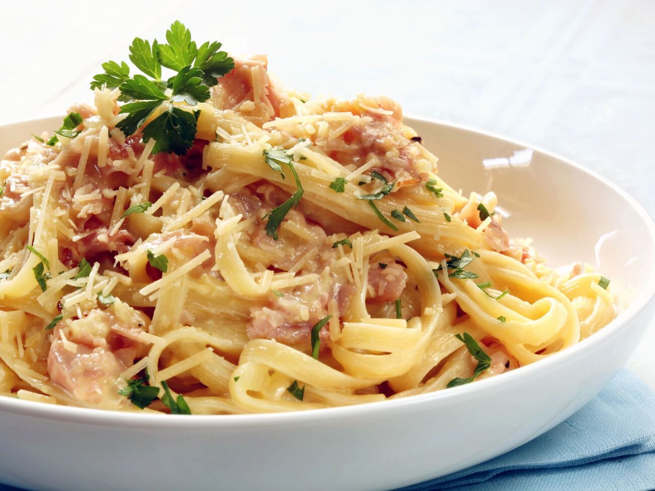 Пасту подают с сыром и зеленью