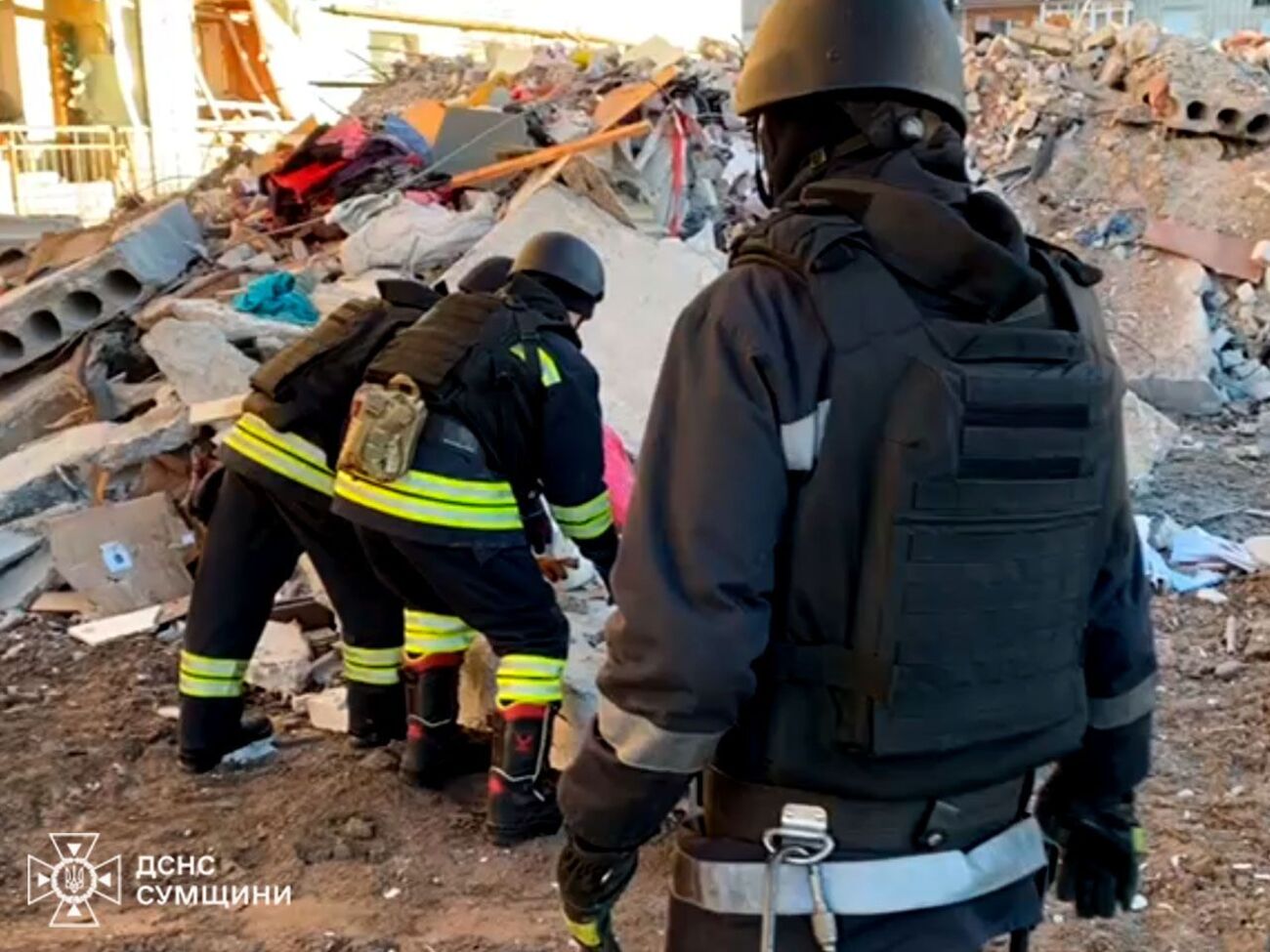 Нв месте прилета работают спасатели