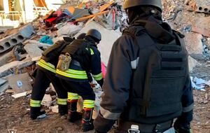 Нв месте прилета работают спасатели