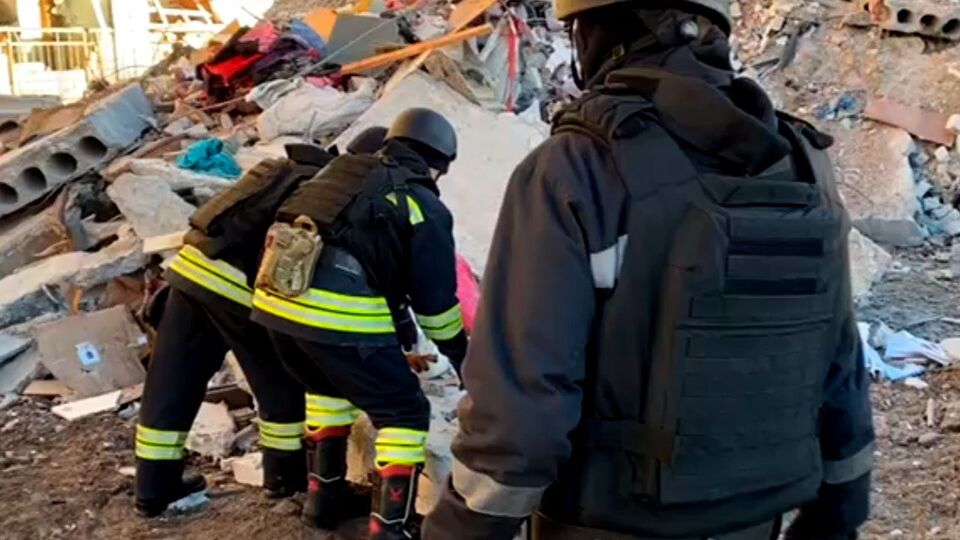 На місці прильоту працюють рятувальники