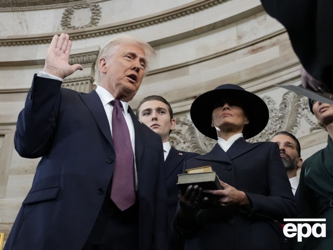 Трамп сегодня официально вступил на должность президента США