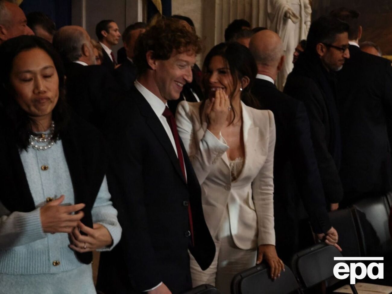 Цукерберг на инаугурации Трампа сидел между женой (слева) и невестой Безоса (справа)