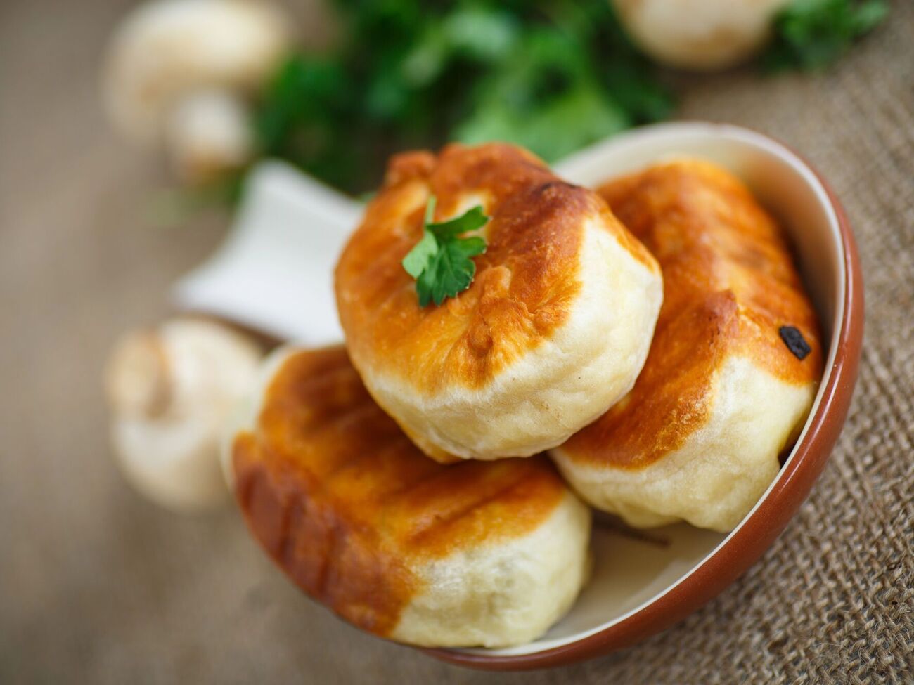 Обсмажте пиріжки з обох боків на сковороді