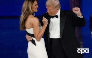 Жена Трампа дополнила образ белыми туфлями на высоких каблуках и черным колье с брошью в виде букета цветов