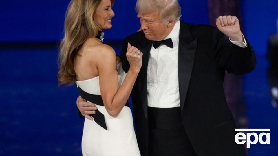 Жена Трампа дополнила образ белыми туфлями на высоких каблуках и черным колье с брошью в виде букета цветов