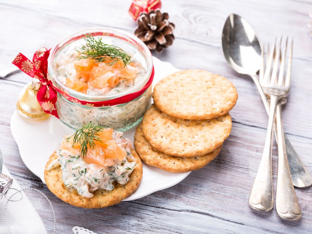 Блюдо с сырно-рыбной намазкой готовить несложно