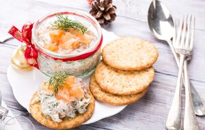 Блюдо с сырно-рыбной намазкой готовить несложно