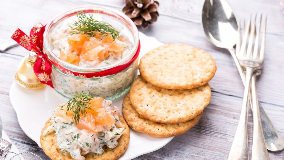Страву із сирно-рибною намазкою готують просто