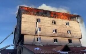 Пожар произошел в ресторане 12-этажной деревянной гостиницы