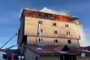 Пожар произошел в ресторане 12-этажной деревянной гостиницы