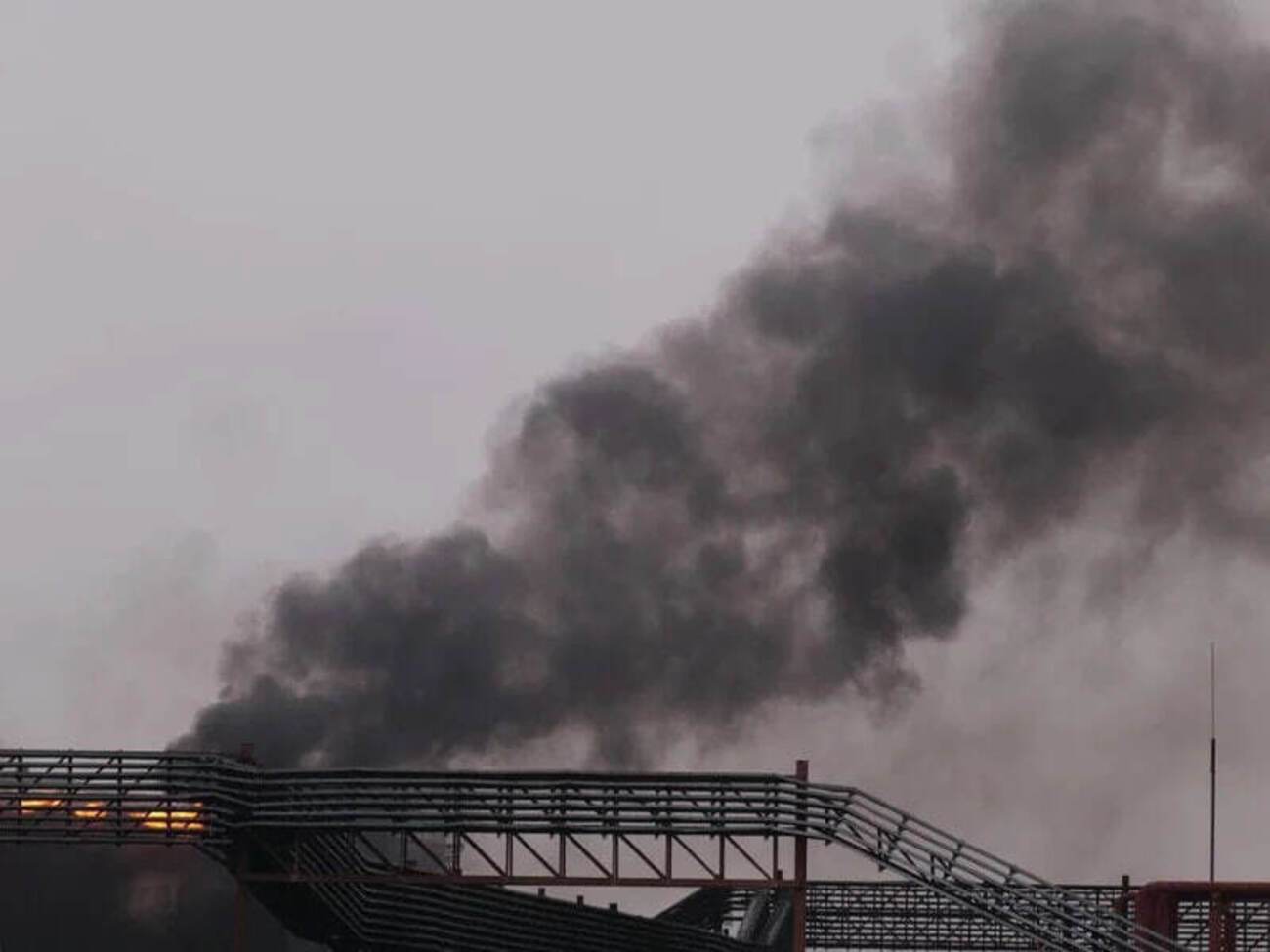 Такие выводы были сделаны после сравнения новых спутниковых снимков Саратовского НПЗ с фото