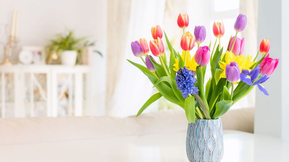 За словами флористів, вода для зберігання квітів ніколи не має бути одразу з-під крана