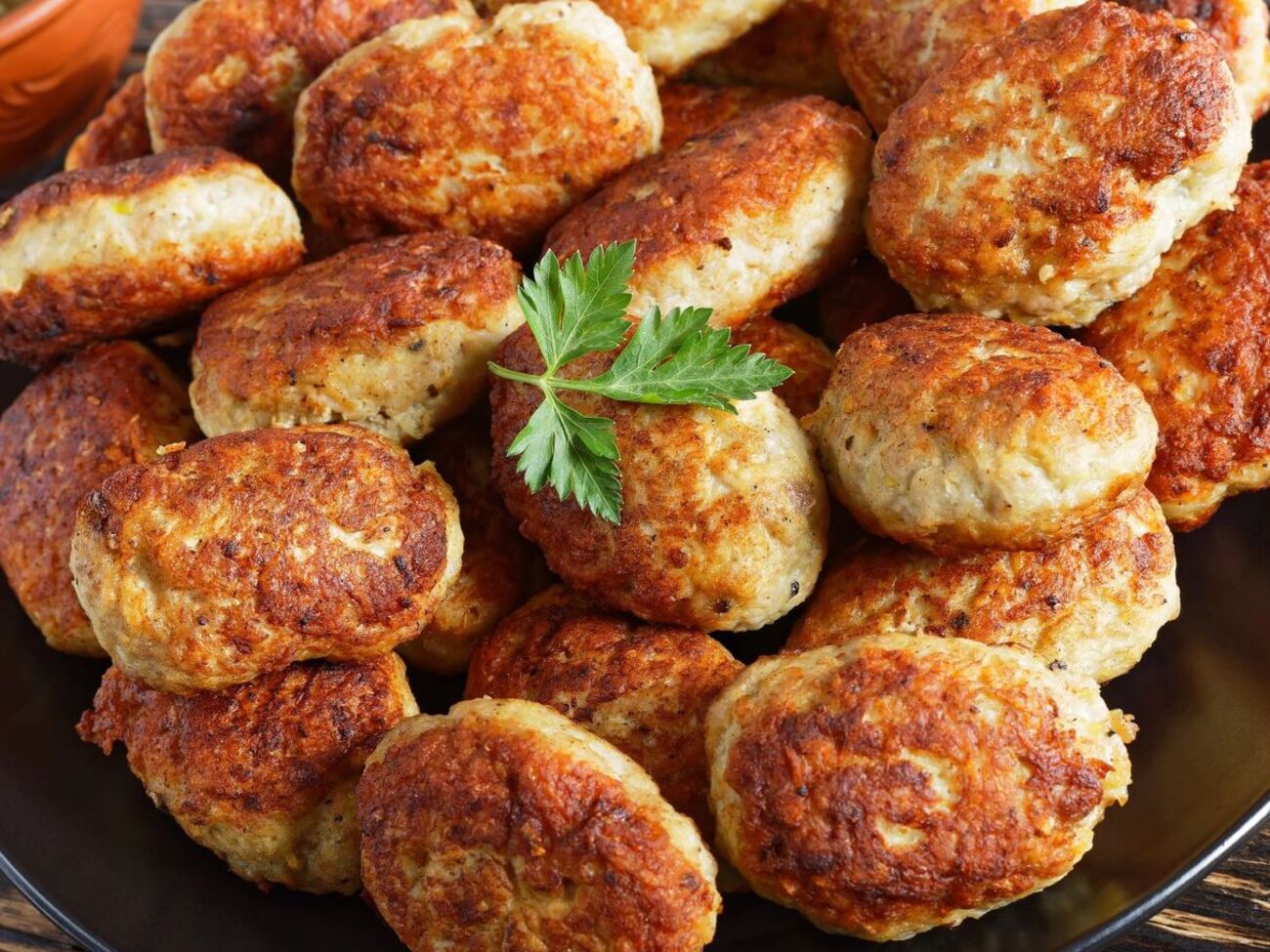 Для котлет перебейте куриное филе в блендере