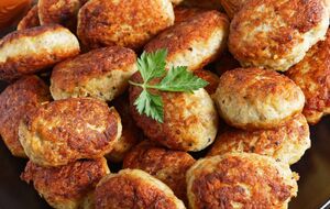 Для котлет перебейте куриное филе в блендере