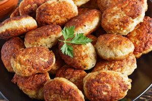 Для котлет перебейте куриное филе в блендере
