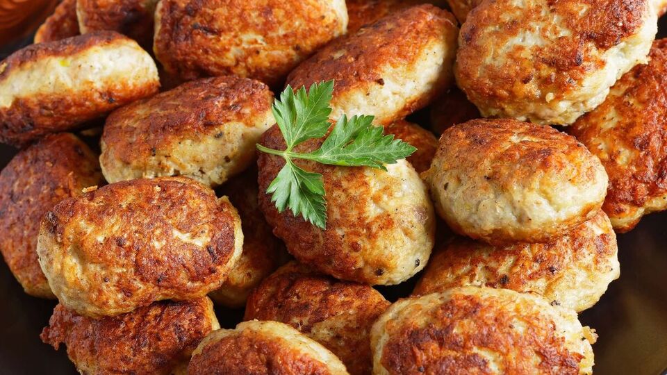 Для котлет перебейте куриное филе в блендере