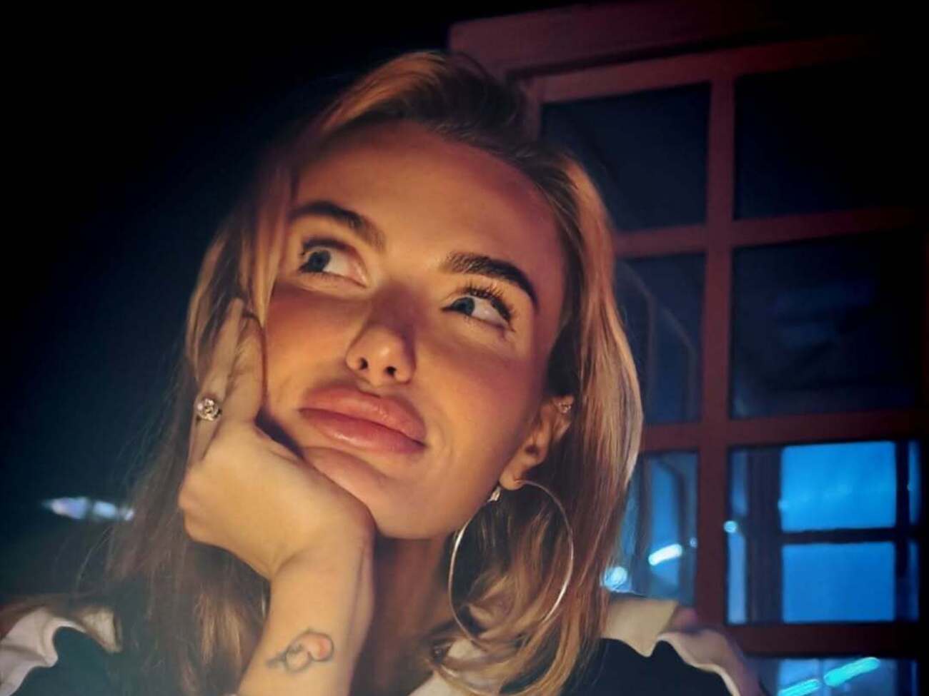 Каминская проживает за границей