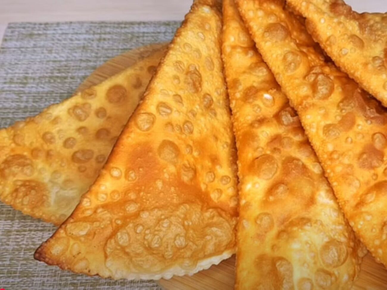 Обжарьте чебуреки на сковороде с большим количеством хорошо разогретого растительного масла