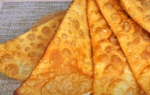 Обжарьте чебуреки на сковороде с большим количеством хорошо разогретого растительного масла