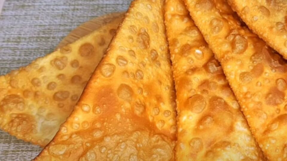 Обжарьте чебуреки на сковороде с большим количеством хорошо разогретого растительного масла