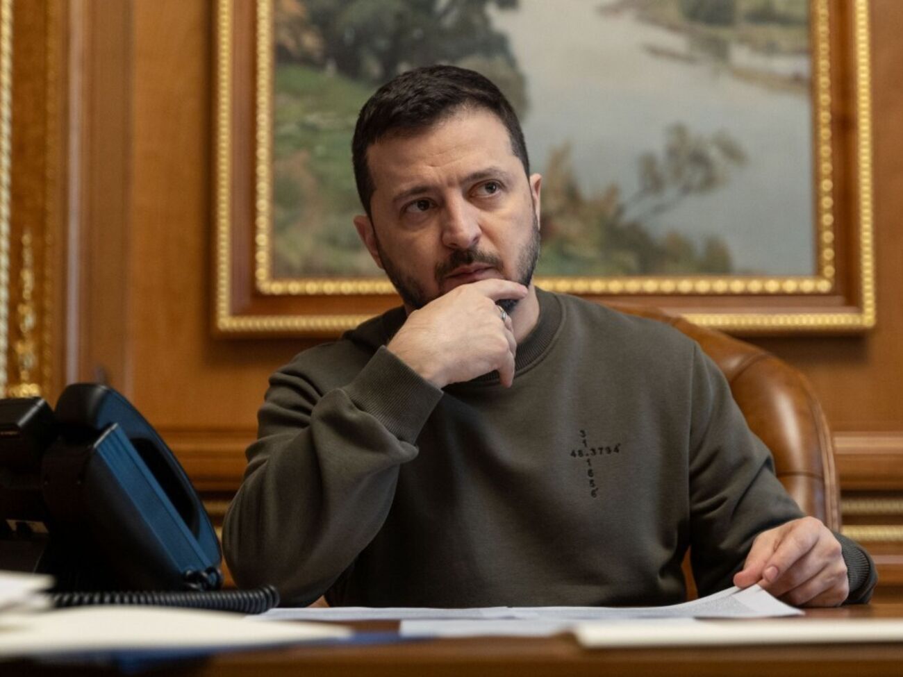 За словами Зеленського, у перші дні окупації України "дехто" передав йому ультиматум від Путіна